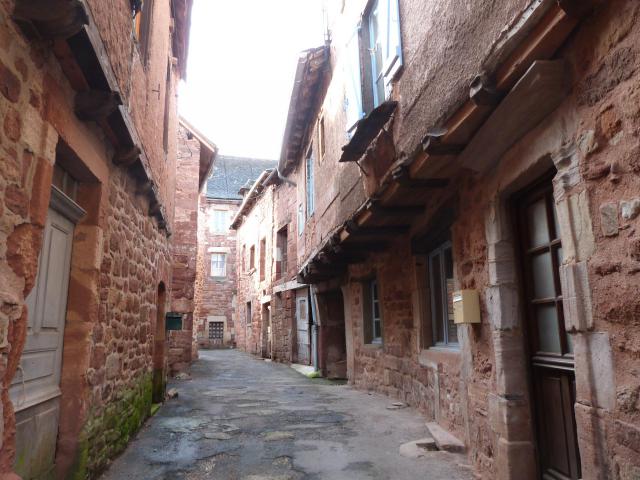Rue avec une maison à étage en encorbellement.
