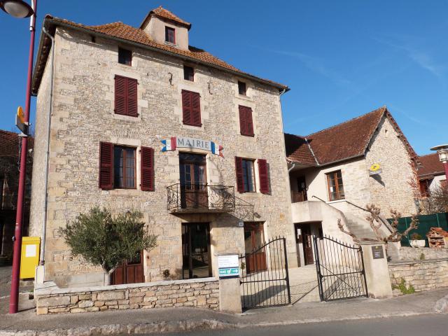 Façade principale de la mairie de Salles-Courbatiès