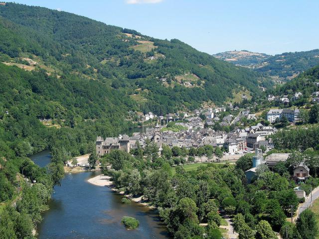 Entraygues-sur-Truyère (France), la vieille cité, son pont gothique (XIIIe siècle) sur la Truyère et son château. Au premier plan, le Lot…