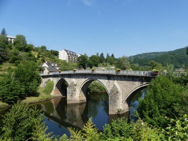 Le pont Notre-Dame sur le Lot, Entraygues-sur-Truyère, Aveyron, France. Vue prise depuis l'amont.