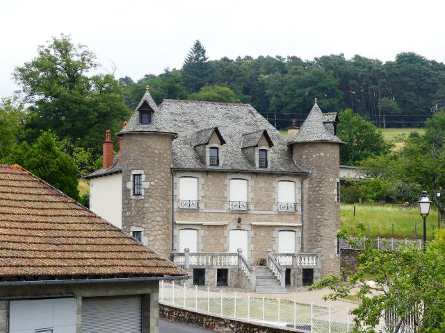Manoir dans le bourg de Florentin, Florentin-la-Capelle, Aveyron, France.