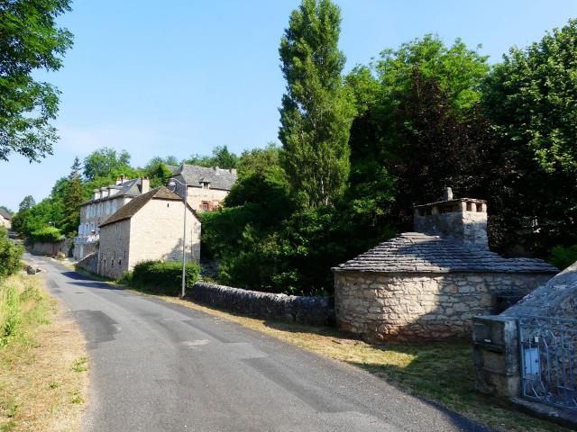 La rue principale du village de Cayssac, La Loubière, Aveyron, France.