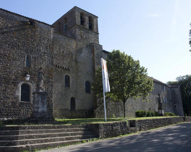 Français : L'église et le logis de l'abbesse de Nonenque, attenant à église paroissiale.