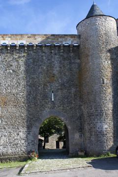 Français : Porte du fort, en arc brisé, défendue par une archetière et un mâchicoulis.