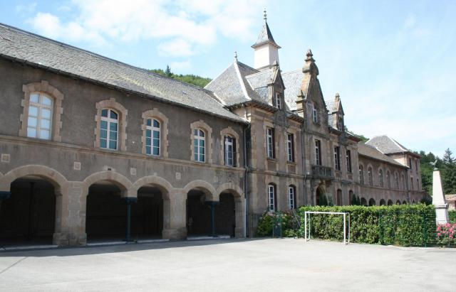 Camarès (Aveyron) - mairie et école.