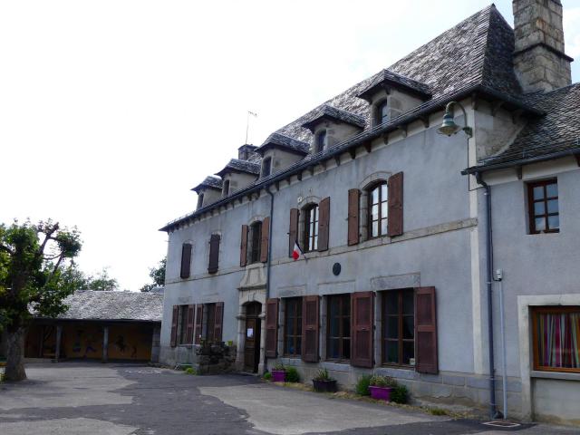 La mairie d'Huparlac, Aveyron, France.