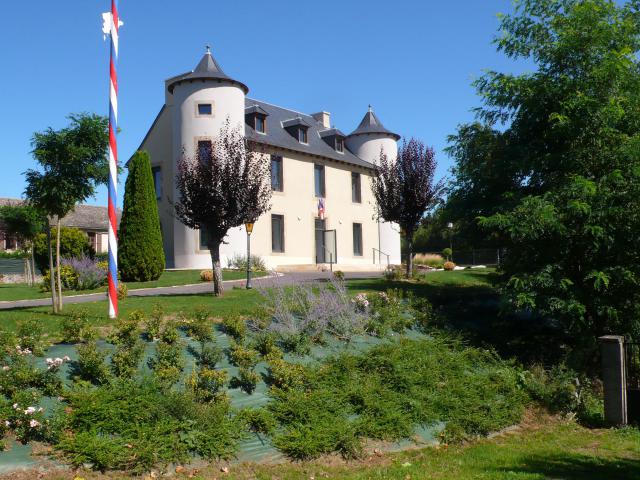 Mairie d'Arvieu (Aveyron, France), restaurée en 2014.