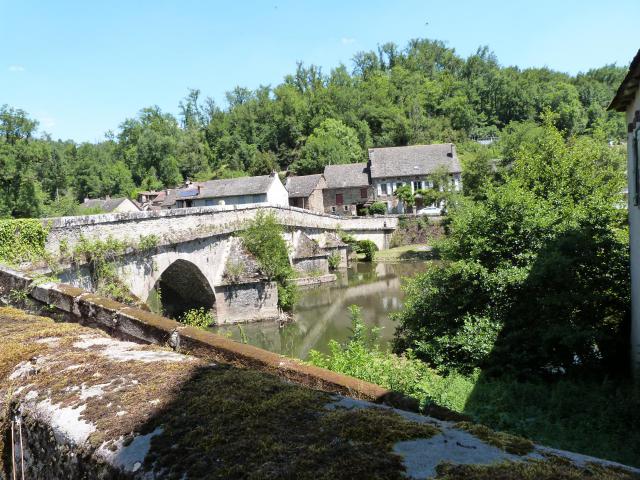 Le Pont de Cirou et vue du village côté aveyronnais depuis la rive du Viaur se trouvant dans le département du Tarn