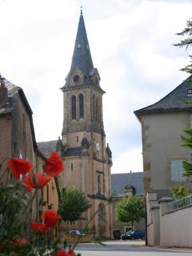 Gabriac : Rue principale et l'église.