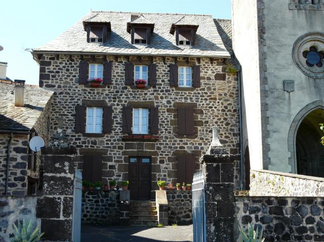 Maison attenante à l'église, Taussac, Aveyron, France.