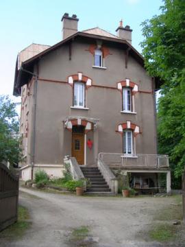 Maison au parapluie rouge !...Celle de Marie Poppins ? # Viviez # Aveyron (12) .