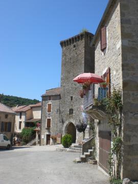 Entrée principale de Sainte-Eulalie-de-Cernon.