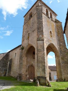 Ce clocher-porche de l'église Saint-Michelde Toulonjac rappelle celui de la collégiale de Villefranche-de-Rouergue