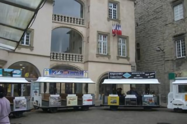 Toeristentreintje voor het stadhuis en de VVV, Millau (Trudi)