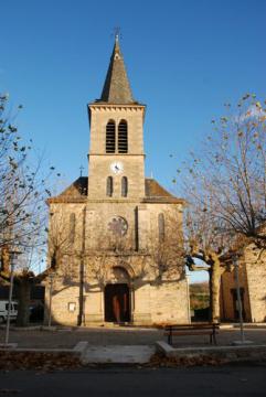 Face à l'église de Goutrens