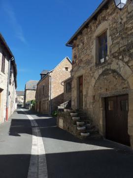 Une rue de Goutrens en mai 2012