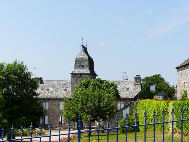 Le domaine de la Bouscarie à Saint-Gervais, Saint-Symphorien-de-Thénières, Aveyron, France.