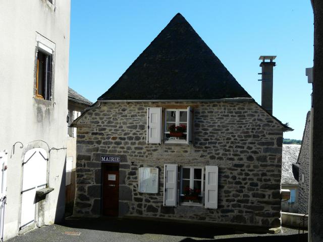 La mairie de Curières, Aveyron, France.