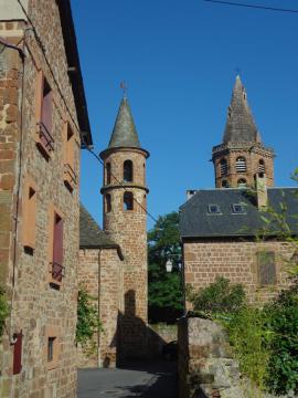 Marcillac-Vallon (Aveyron, France) - À gauche, le clocher de la chapelle des Pénitents, ancienne lanterne des morts (?) ; à droite, le…