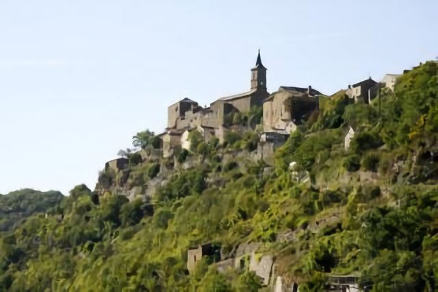 La Bastide Pradines vue de la vallée du Cernon