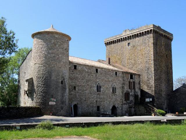 Tour du VIALA-du-pas-de-jaux et ensemble en cours de rénovation.