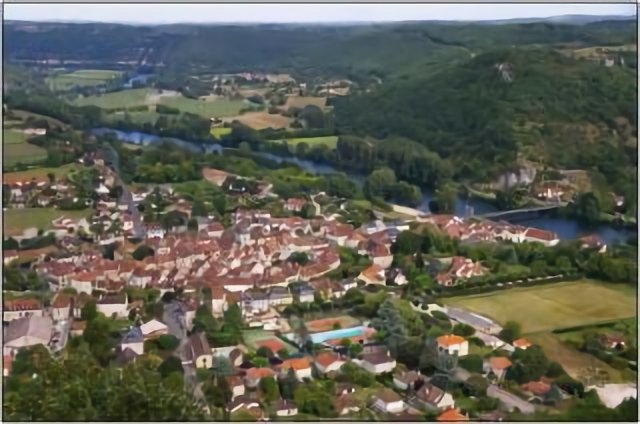 CAJARC [46] - Vu depuis la Plogne. En arrière-plan, le plan d'eau sur le Lot et le pont suspendu.