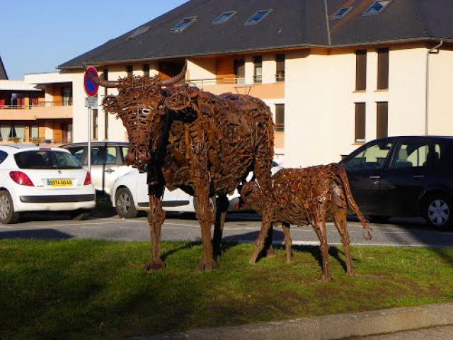 12 BARAQUEVILLE - La vache et son veau sous la mère.(Debru).
