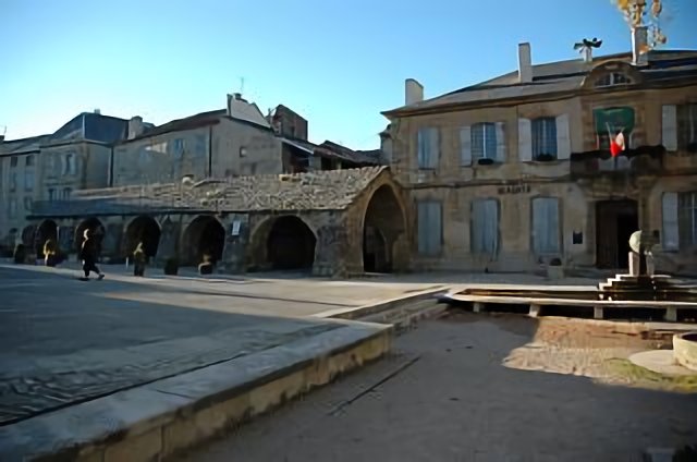 les arcades et l'hôtel de ville