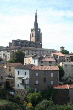 Belmont-sur-Rance (Aveyron) - vue générale du village dominé par la collégiale Notre-Dame-de-l'Assomption.