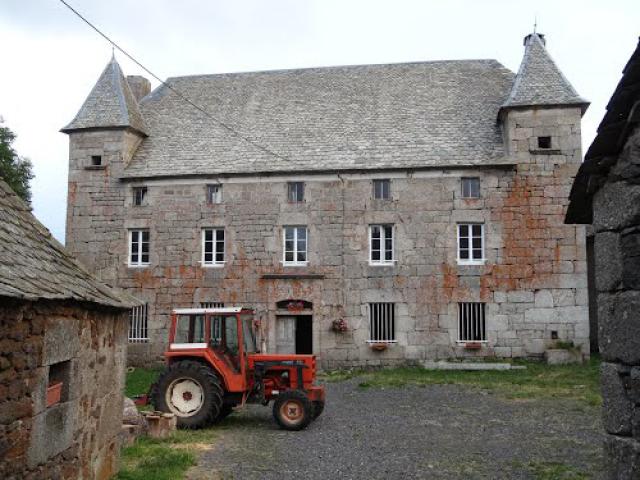 Lacalm ; ferme chateau