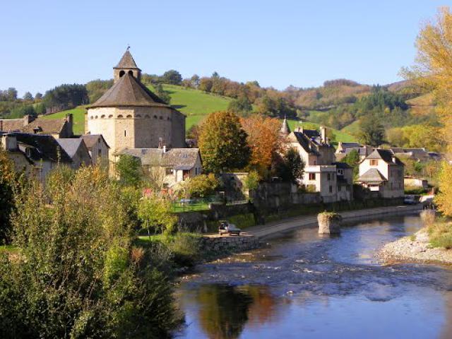 STE-EULALIE d'OLT, le village et le Lot.