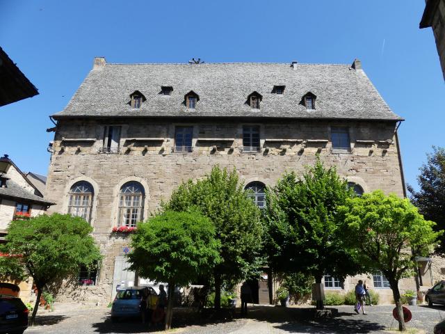 L'hôtel de ville (ancien château) de Saint-Côme-d'Olt, Aveyron France. La façade sud.