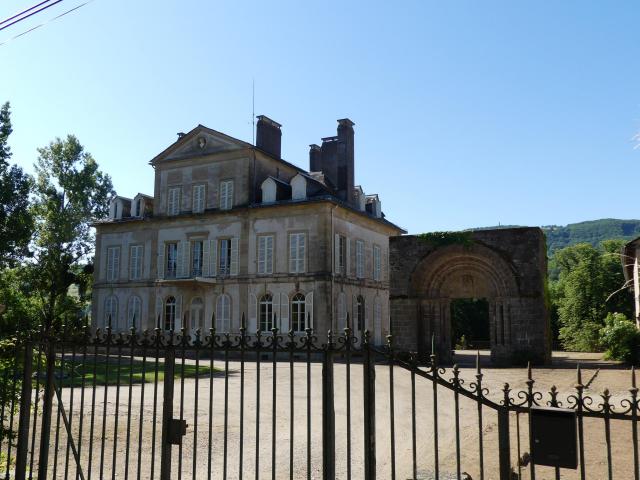 Le château et le portail roman de Lévinhac (ou Levignac), Saint-Côme-d'Olt, Aveyron, France.