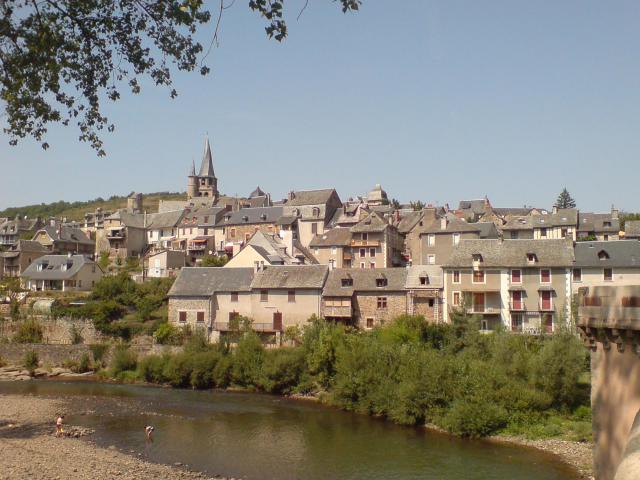 Vue sur Saint-Côme-d'Olt depuis l'extrémité du pont.