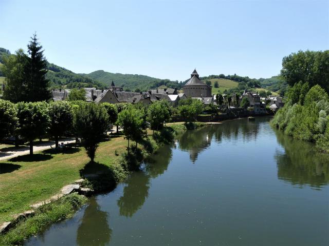 Le Lot en limites de Sainte-Eulalie-d'Olt (à gauche) et Saint-Geniez-d'Olt (à droite), Aveyron, France. Vue prise depuis le pont de…
