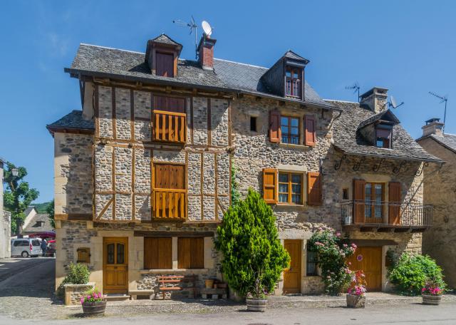 Building at rue de la Traverse in Sainte-Eulalie-d'Olt, Aveyron, France
