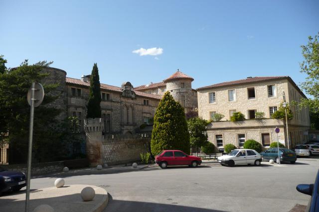Clinique du Château de Florans, Place Louis Auguste de Forbin à La Roque-d'Anthéron.