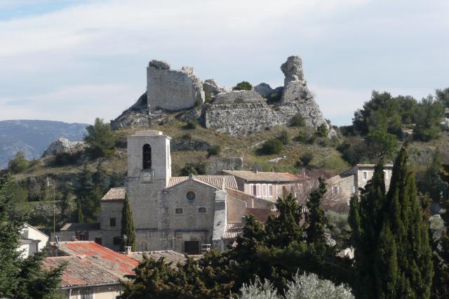 Orgon, au centre l'église.