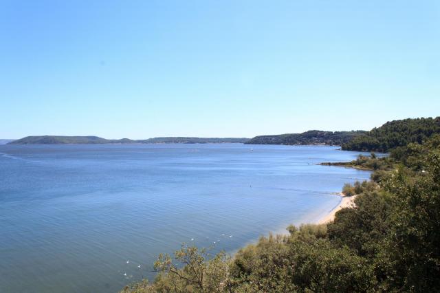 Vue de l'étang de Berre depuis le « Square du Temps qui Passe » à Istres