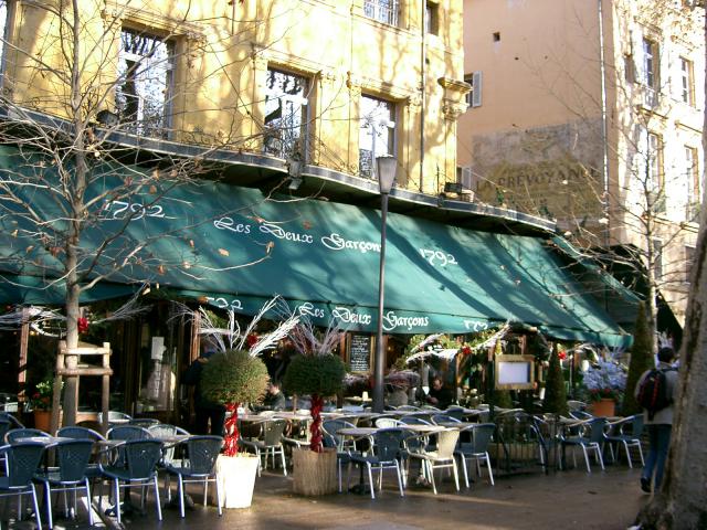 Le café des deux garçons, à Aix-en-Provence. Terrasse de la brasserie du XVIIIe à laquelle reste attaché le souvenir de la jeunesse de…