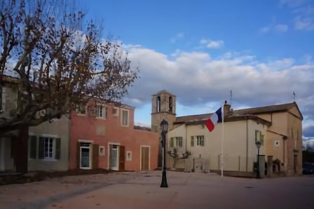 >Châteauneuf le Rouge - Place