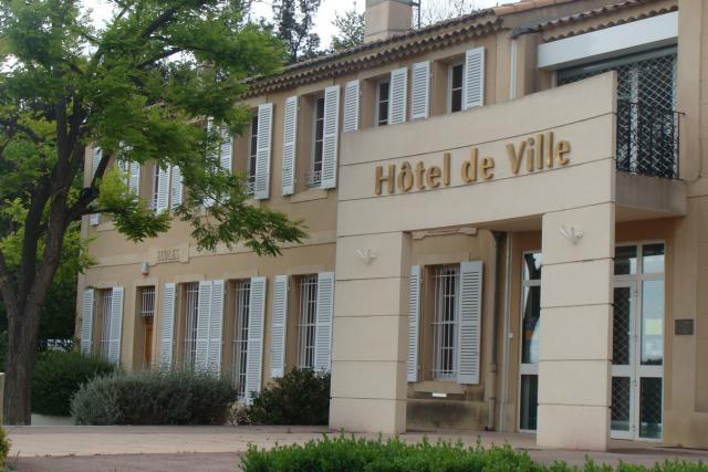 Mairie et écoles communales de Belcodène (Bouches-du-Rhône).