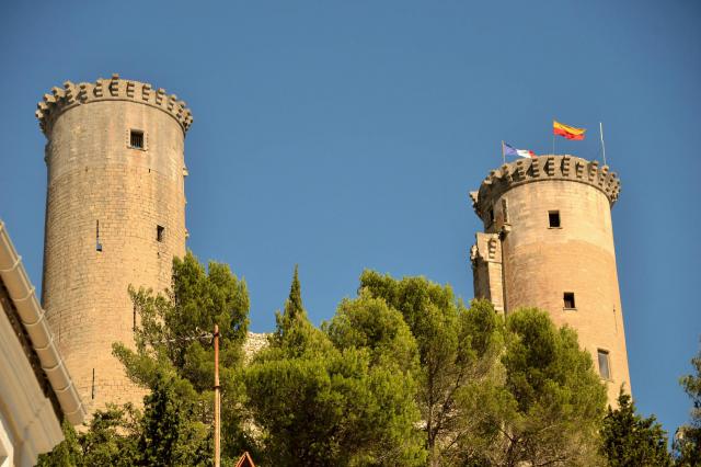 Vue du château des comtes de Provence à Châteaurenard (Bouches-du-Rhone).