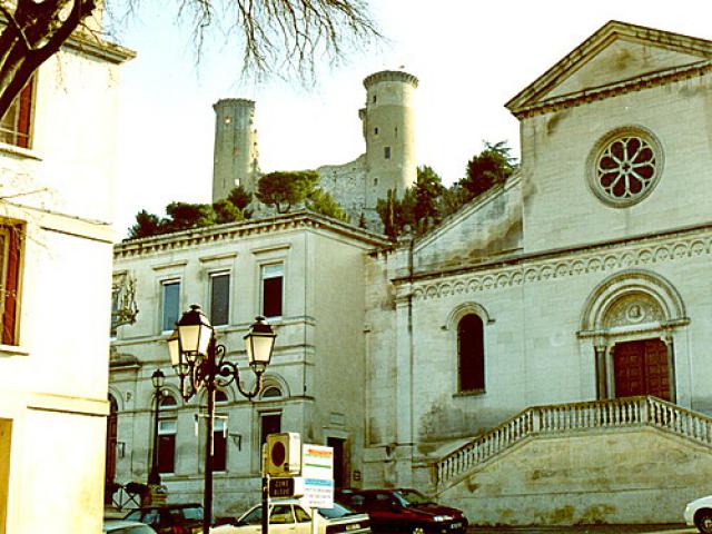 Châteaurenard, Kirche und Château (März 2004)