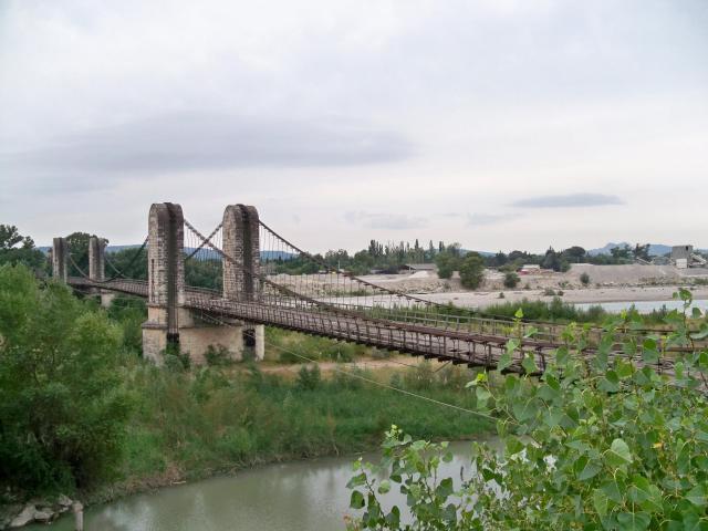 Pont suspendu sur la Durance entre Mallemort (Bouches-du-Rhône) et Mérindol (Vaucluse), France