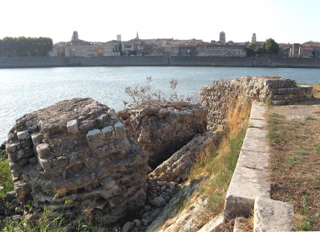Ruines du pont romain d'Arles