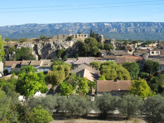 Alleins viewed from south, with the Luberon in the background