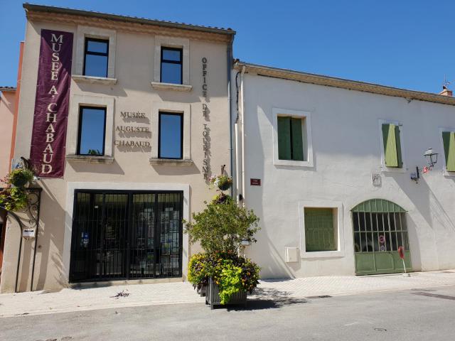 L'ancien moulin à farine abrite désormais le musée Auguste Chabaud.
