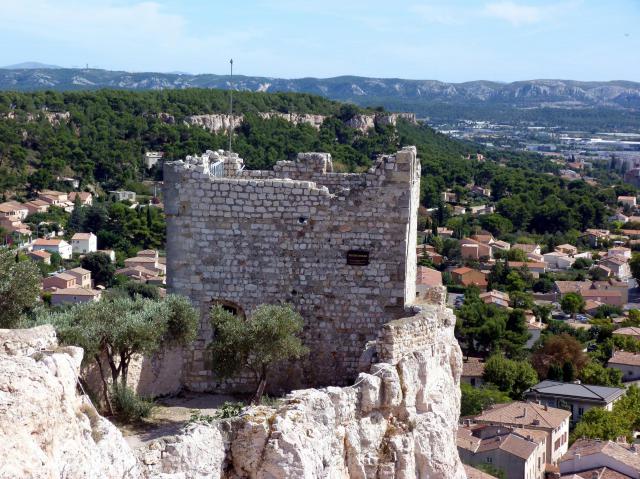 La tour dite "Sarrazine" en haut du Rocher de Vitrolles (Bouches-du-Rhône, France).