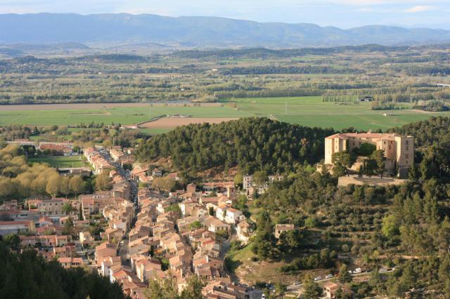 Vue d'une partie de la commune de Meyrargues et son château depuis le sud. Au fond, la plaine de la Durance et le Lubéron en arrière-plan.